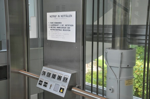 barrierefreie Bedienelemente in einem Aufzug